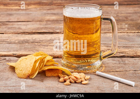 Verre de bière, de chips, de noix, de cigarette. Banque D'Images