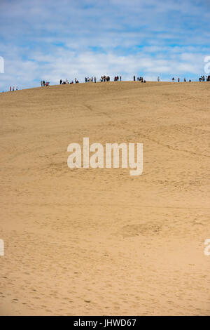 Les personnes qui désirent visiter le célèbre plus haute dune de sable en Europe Dune du Pyla Banque D'Images