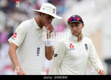 L'Angleterre Stuart Général (à gauche) et Joe pendant trois jour Racine du deuxième test-match Investec à Trent Bridge, Nottingham. Banque D'Images