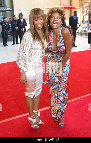 L'ACTRICE ELISE NEAL AVEC TARAJI HENSON AU BET AWARDS 2005 TAPIS ROUGE- CENTRE KODAK LOS ANGELES Banque D'Images