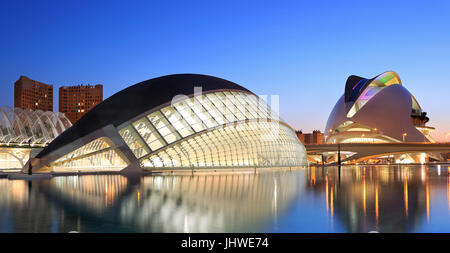 VALENCIA, Espagne - 24 juillet 2017 : bâtiment hémisphérique au crépuscule.La Cité des Arts et des Sciences est un patrimoine culturel et architectural complexe. Banque D'Images