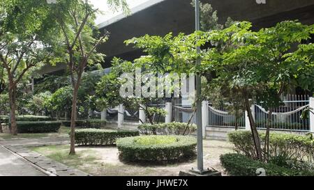 Sathon Road City Park espace ouvert à Sathorn/de la station de métro aérien BTS Saphan Taksin Bangkok Thaïlande Banque D'Images