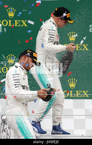 Lewis Hamilton et Valtteri Bottas de Mercedes célèbrent sur le podium lors du Grand Prix britannique 2017 sur le circuit Silverstone de Towcester. APPUYEZ SUR ASSOCIATION photo. Date de la photo: Dimanche 16 juillet 2017. Voir PA Story AUTO British. Le crédit photo devrait se lire: Martin Rickett/PA Wire. Banque D'Images