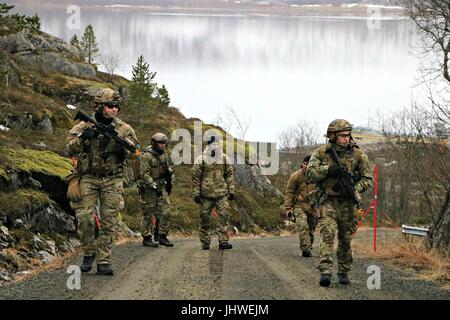 Opération spéciale américaine conduite commandos contre-pied dispositif explosif de l'exploitation au cours de l'exercice Arctic Février 14, 2017 Spécialiste en Ramsund, la Norvège. (Photo de Seth Wartak via Planetpix) Banque D'Images