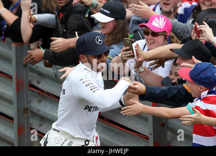 Mercedes Lewis Hamilton célèbre sa victoire avec la foule au cours de la 2017 Grand Prix de Grande-Bretagne à Silverstone, Circuit de Towcester. ASSOCIATION DE PRESSE Photo. Photo date : dimanche 16 juillet 2017. Voir l'histoire de la PA AUTO. Crédit photo doit se lire : Martin Rickett/PA Wire. RESTRICTIONS : un usage éditorial uniquement. L'utilisation commerciale avec au préalable le consentement d'équipes. Banque D'Images