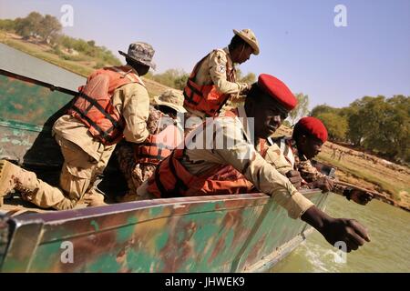 Des soldats tchadiens simuler comme armes, ils se préparent à une formation maritime au cours de l'infiltration de plage sur la rivière Chari pour faire de l'exercice Flintlock 3 Mars, 2017 dans NÕDjamena, au Tchad. (Photo par Terrance Payton via Planetpix) Banque D'Images