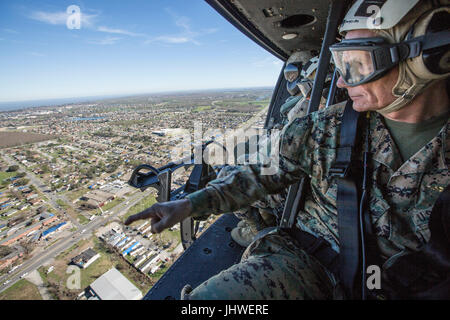 Le commandant du Corps des Marines américain Rex McMillan randonnées avec des soldats dans un Super Huey UH-1Y hélicoptère Venom 16 février 2017, à la Nouvelle Orléans, Louisiane. (Photo de Samantha K. Braun par Planetpix) Banque D'Images