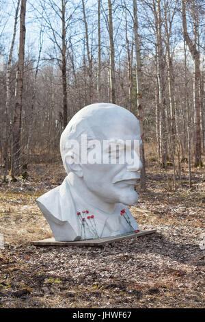 Monument blanc de Lénine de parc de Razliv lake, Russie Banque D'Images