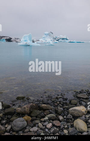 Icebergs dans glaciaire une lagune d'eau douce flottant avant hors de l'Océan Atlantique Banque D'Images