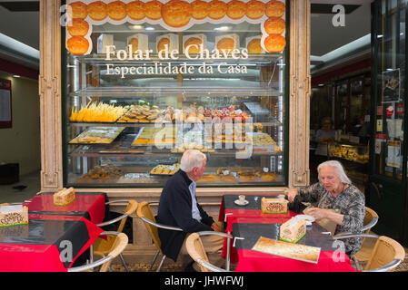 Lisbonne Portugal la nourriture, deux clients assis à une terrasse à l'extérieur d'une pâtisserie dans la Rua Aurea dans le centre historique de Lisbonne. Banque D'Images