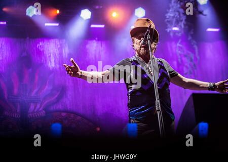 Locarno, Suisse. 15 juillet, 2017. Le chanteur italien et compositeur Zucchero Sugar Fornaciari photographié sur scène comme il l'effectue à Moon&Stars 2017 du Festival de Locarno en Suisse. Credit : Roberto Finizio/Pacific Press/Alamy Live News Banque D'Images