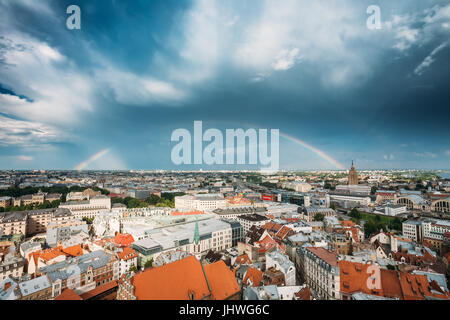 Riga, Lettonie - 1 juillet 2016 : Arc-en-ciel sur la ville. Construction d'Académie des sciences de Lettonie, construit sur le modèle de Moscou 'Staline gratte-ciel'. Un Bureau Banque D'Images