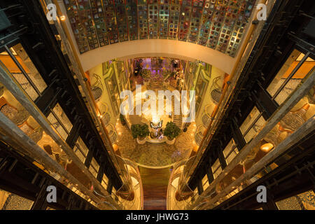 Vue sur le puits d'ascenseur, hall et escaliers dans le navire de croisière Navigator of the Seas (Royal Carribean International), vues du pont 10. Banque D'Images