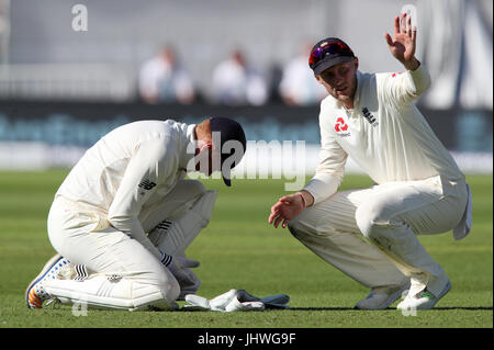 Joe l'Angleterre (à droite) Racine demande un physio à wicket keeper Jonny blessures Bairstow la main au cours de la troisième journée du deuxième test-match Investec à Trent Bridge, Nottingham. Banque D'Images