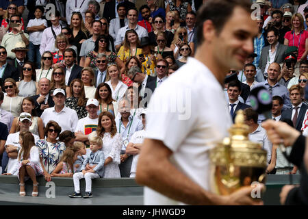 Charlene Riva Federer, Myléna Rose Federer Federer, Lenny, Leo Federer, Mirka Federer avec leur mère et grand-mère, Lynette Federer après Roger Federer remporte la finale Messieurs le jour sur treize des championnats de Wimbledon à l'All England Lawn Tennis et croquet Club, Wimbledon. Banque D'Images