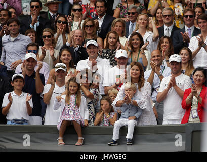 Charlene Riva Federer, Myléna Rose Federer Federer, Lenny, Leo Federer, Mirka Federer avec leur mère et grand-mère, Lynette Federer après Roger Federer remporte la finale Messieurs le jour sur treize des championnats de Wimbledon à l'All England Lawn Tennis et croquet Club, Wimbledon. Banque D'Images