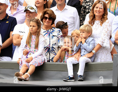 Charlene Riva Federer, Myla Rose Federer, Lenny Federer, Leo Federer, avec leur mère Mirka Federer et leur grand-mère, Lynette Federer après Roger Federer remporte la finale des célibataires pour gentlemen le treize jour des Championnats de Wimbledon au All England Lawn tennis and Croquet Club, Wimbledon. Banque D'Images