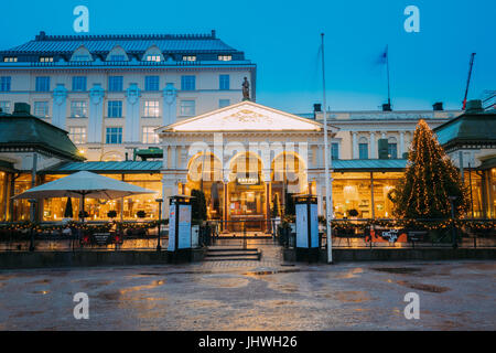 Helsinki, Finlande - le 8 décembre 2016 : célèbre et populaire Place est Cafe, Bar, restaurant Kappeli sur parc Esplanadi dans l'éclairage au soir ou nuit Illu Banque D'Images