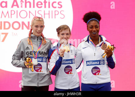 (Gauche-droite) de l'Allemagne, Grande-Bretagne Ave Lindy's Sophie Hahn et Kadeena la Grande-Bretagne Cox après le Women's 200m T38 au cours de la troisième journée du Championnat du Monde 2017 Para athlétisme Stade à Londres. Banque D'Images