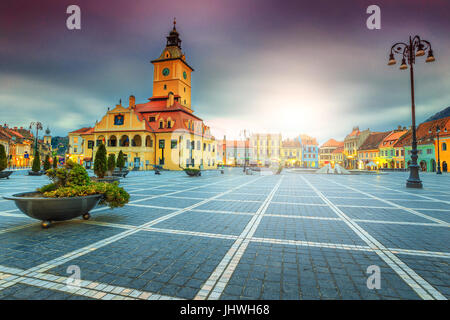 Les meilleurs sites touristiques de la ville de Transylvanie. Centre-ville pavée incroyable avec de l'eau et fontaine, la Chambre du Conseil de Brasov, en Transylvanie, Roumanie, Europe Banque D'Images