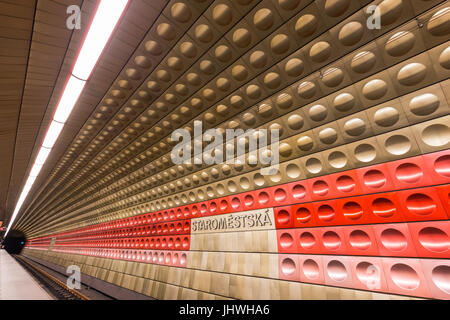 L'intérieur de la station de métro Staromestska futuriste à Prague, République tchèque. Banque D'Images