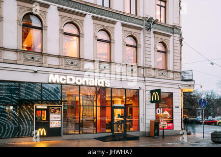 Riga, Lettonie - le 14 décembre 2016 : Mcdonald's Restaurant Café dans le vieux bâtiment dans Kalku Street. Mcdonald's Corporation est la plus importante chaîne de Ha Banque D'Images