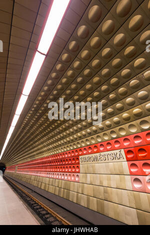 L'intérieur de la station de métro Staromestska futuriste à Prague, République tchèque. Banque D'Images