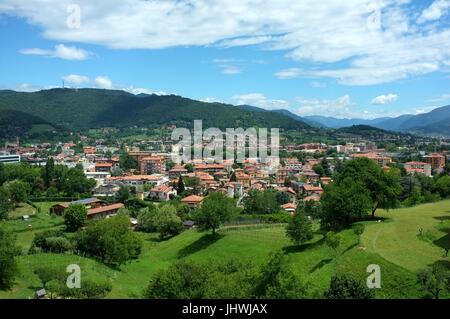 Le nord de Bergame vu de la Citta Alta (ville haute), Bergame, Lombardie, Italie du nord, Juillet 2017 Banque D'Images