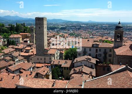 L'horizon de Bergame (notamment la Torre del Gombito) face à l'est de la Tour Municipale, Citta Alta, Bergame, Lombardie, Italie, juillet 2017 Banque D'Images