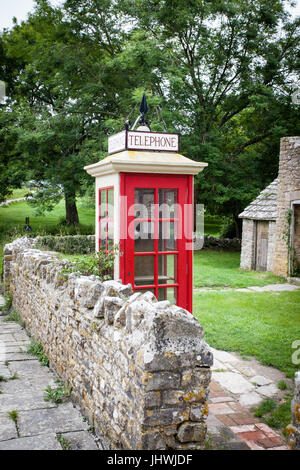 Tyneham, village près de Wareham, Dorset. Une partie de l'Purbecks. Évacuée en 1943 et reste désert. L'église et de l'école seulement les bâtiments intacts. Banque D'Images