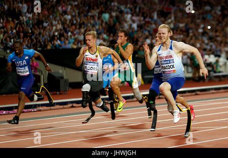 La société britannique Jonnie Peacock (à droite) remporte le 100m Hommes T44 au cours de la troisième journée du Championnat du Monde 2017 Para athlétisme Stade à Londres. Banque D'Images