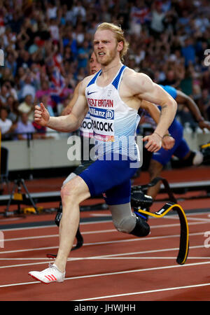 En Grande-Bretagne, Jonnie Peacock (à droite) remporte le 100m T44 masculin lors du troisième jour des Championnats du monde d'athlétisme Para 2017 au stade de Londres.APPUYEZ SUR ASSOCIATION photo.Date de la photo: Dimanche 16 juillet 2017.Voir l'histoire de l'AP Athlétisme Para. Photo: Paul Harding/PA Wire.RESTRICTIONS : usage éditorial uniquement.Pas de transmission de son ou d'images en mouvement et pas de simulation vidéo Banque D'Images