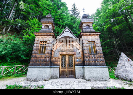 Chapelle Orthodoxe russe en col Vrsic, Triglav, la Slovénie. Banque D'Images