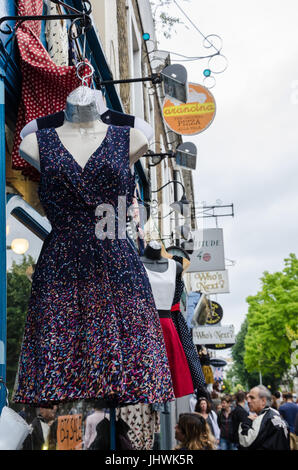 Mannequins pendre hors d'un magasin de vêtements dans le quartier de Notting Hill, Londres. Banque D'Images