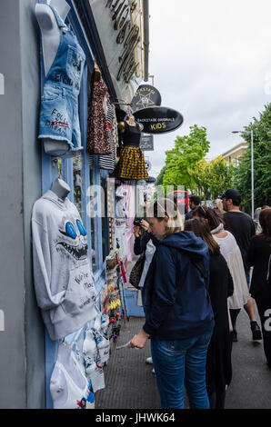 Mannequins pendre hors d'un magasin de vêtements dans le quartier de Notting Hill, Londres. Banque D'Images