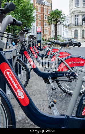 Santander vélos à une station d'sur Chepstow Villas sur Notting Hill, Londres. Banque D'Images