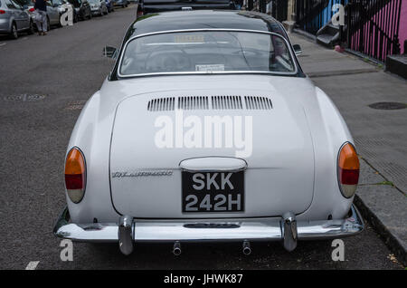 Une voiture blanche vintage sur Denbigh exposée à Notting Hill, Londres. Banque D'Images
