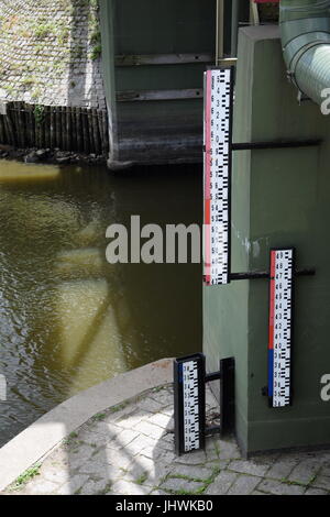 Jauge de flux sur le pont Banque D'Images