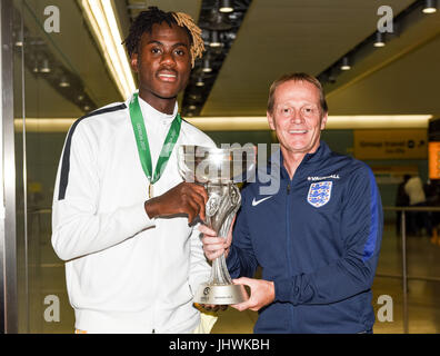 L'Angleterre qui sont revenus blessés Trevor Chalobah du tournoi avec l'entraîneur-chef Keith Downing à l'aéroport de Heathrow, Londres. Banque D'Images