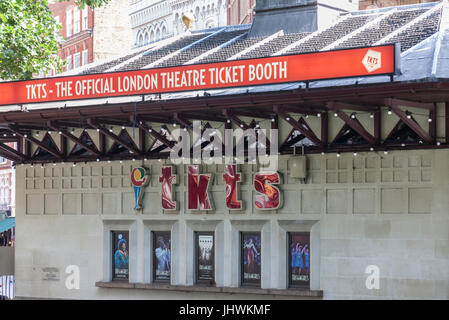 Côté de la 'Tkts - London Theatre Ticket' dans Leicester Square, au centre de Londres, Angleterre, Royaume-Uni. Banque D'Images