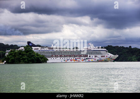 Norwegian Star bateau de croisière dans le canal de Panama Banque D'Images