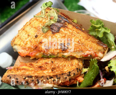 Sandwich au fromage avec salade de tomates, mozzarella et Banque D'Images