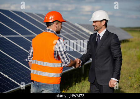 Businessman et foreman shaking hands at station d'énergie solaire. Banque D'Images