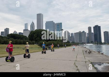 Les gens sur un segway tour à côté du lac Michigan à Chicago, Illinois, USA. Banque D'Images