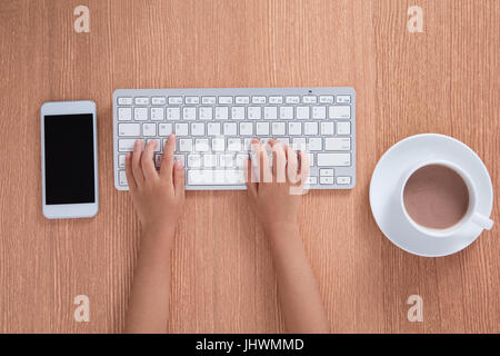 Les mains de l'enfant de taper au clavier dans le bureau Banque D'Images