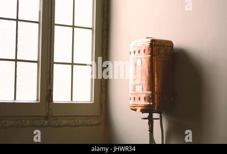 Old vintage toilettes avec fenêtre dans la petite salle de bains Banque D'Images