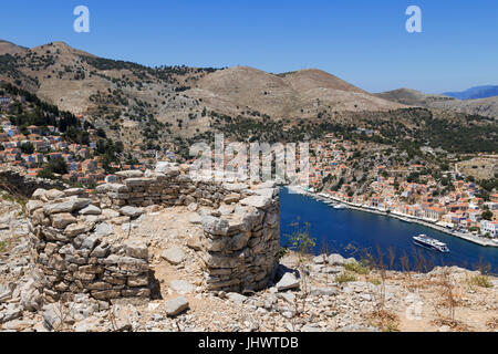 L'île de Symi, sud de la mer Egée, la Grèce - le point de vue des proches de l'ancien bâtiment connu sous le nom de Pontikokastro, regard vers le port principal Banque D'Images