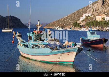 L'île de Symi, sud de la mer Egée, Grèce - bateaux de pêche à l'enfant Banque D'Images