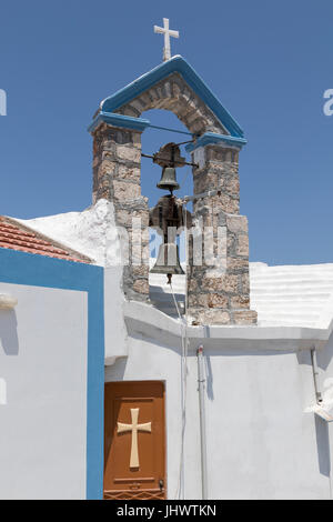 L'île de Symi, sud de la mer Egée, la Grèce - l'une des nombreuses belles églises de Horio, du haut de la ville de Symi Banque D'Images