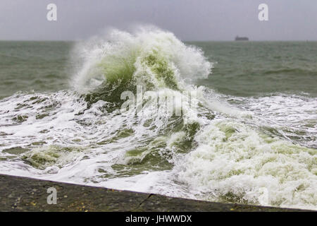 Grande vague de la mer, île de Wight, Royaume-Uni Banque D'Images